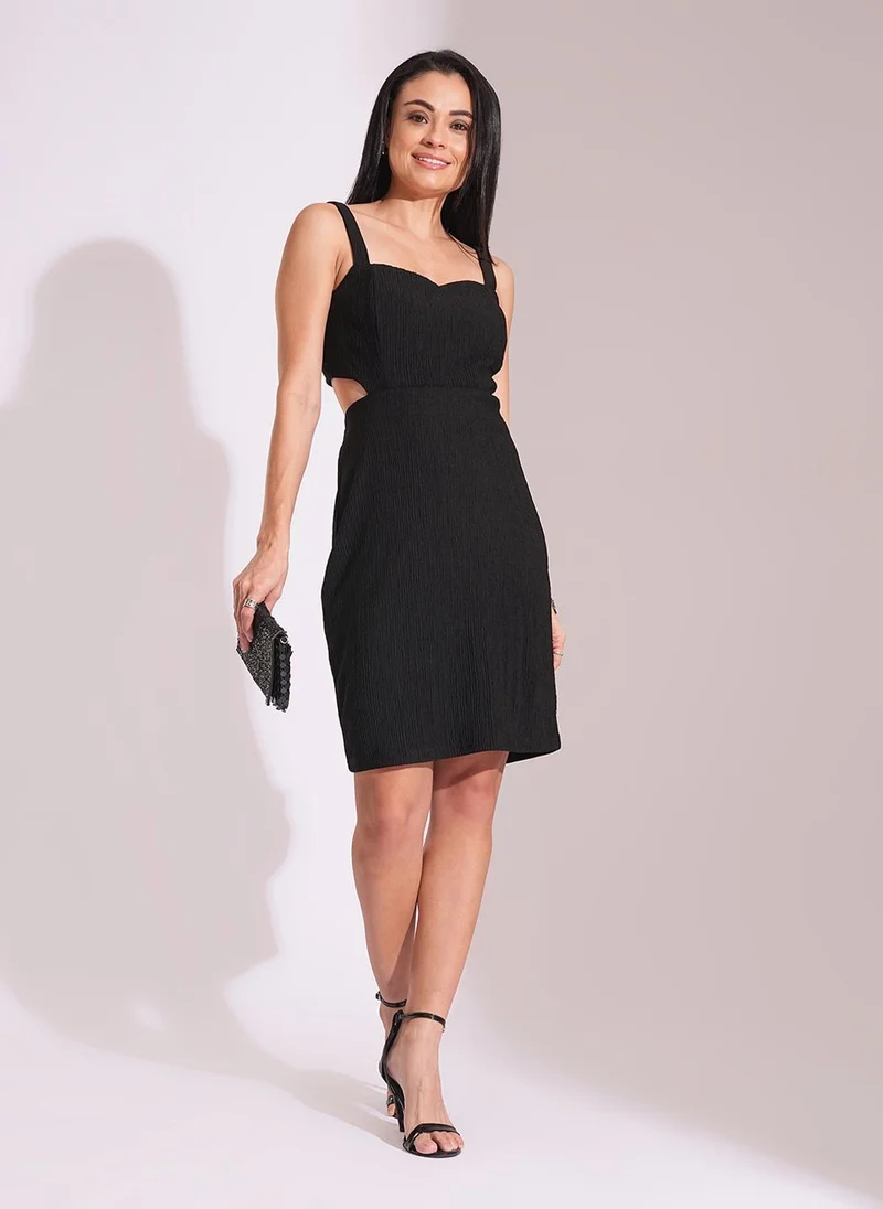 جلو باص فستان سهرة نسائي جلوبس بتصميم ياقة قلب وحمالات كتف وفتحة خصر